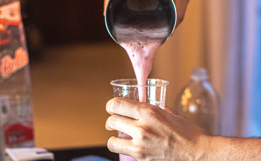 Bartenders Montando Festa Serviço de bar e bebidas para casamentos e festas em São Paulo